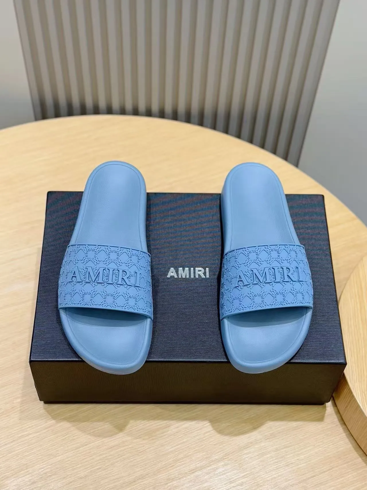 [AMIRI* Emil] P: 300💰 Size: 39-45 Official website new original 1:1 AMIRI* Emil classic men's slippers, high-end boutique, original material, TPU upper, foam bottom, fine workmanship, casual, loose and comfortable, a must-have in summer.